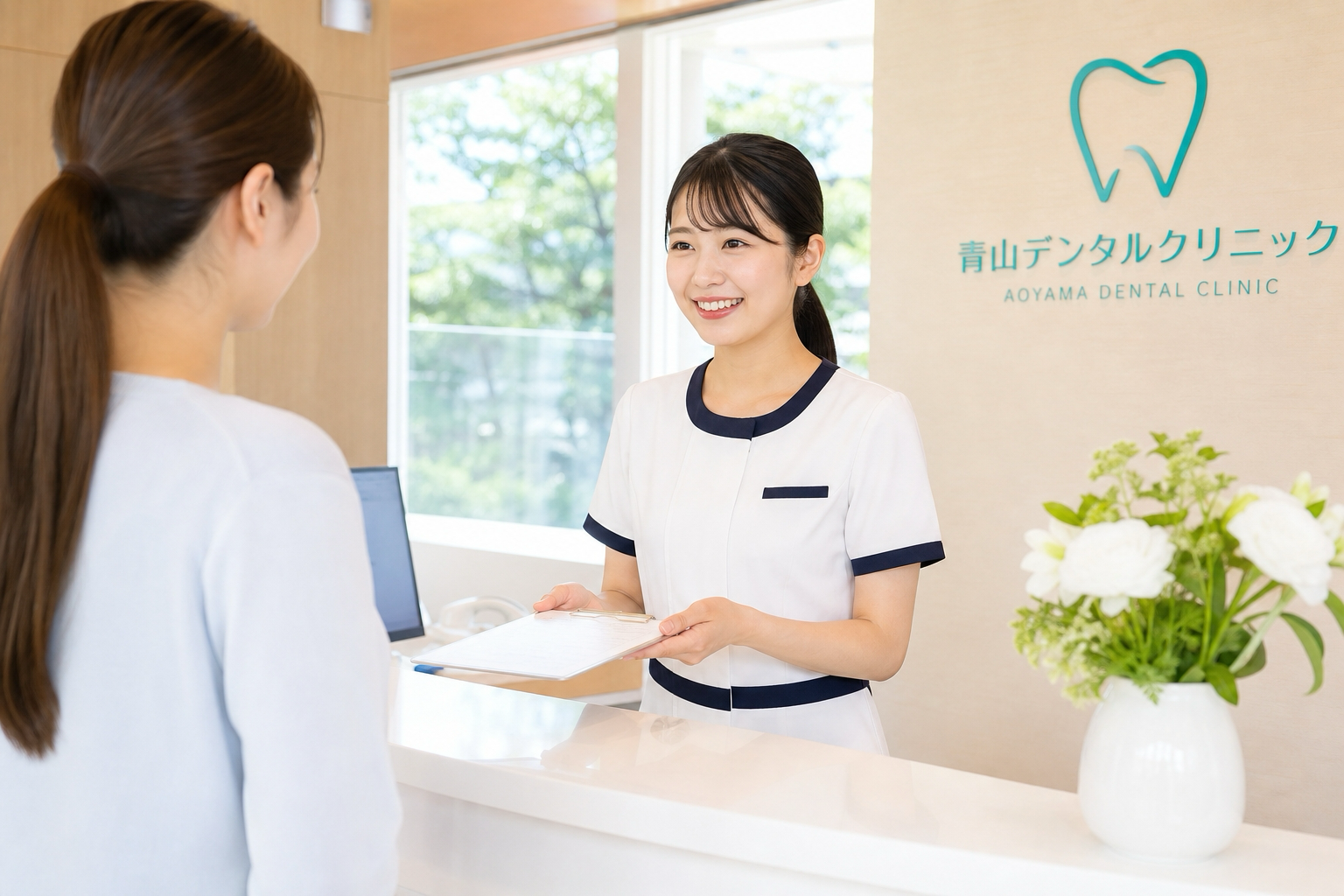 モニターを使って治療内容を説明する歯科医師